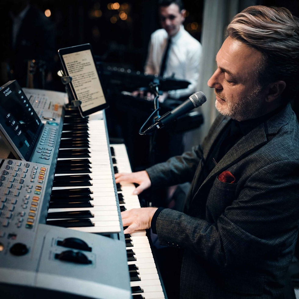 Mann spiller piano