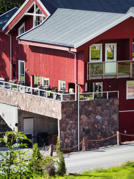 Vår sjarmerende resepsjon og låve i tradisjonell rødmalt stil på Utvika.