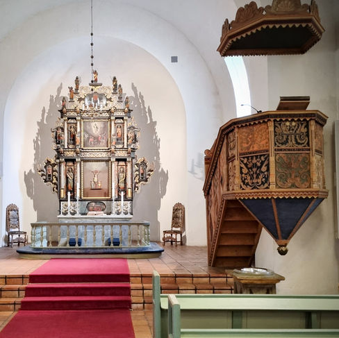 The altarpiece and pulpit of Norderhov church are truly magnificent. The pulpit, made in 1582, is one of Norway's oldest and has lating words on and carved flowers. The altarpiece has painted and carved figures of all the apostles.