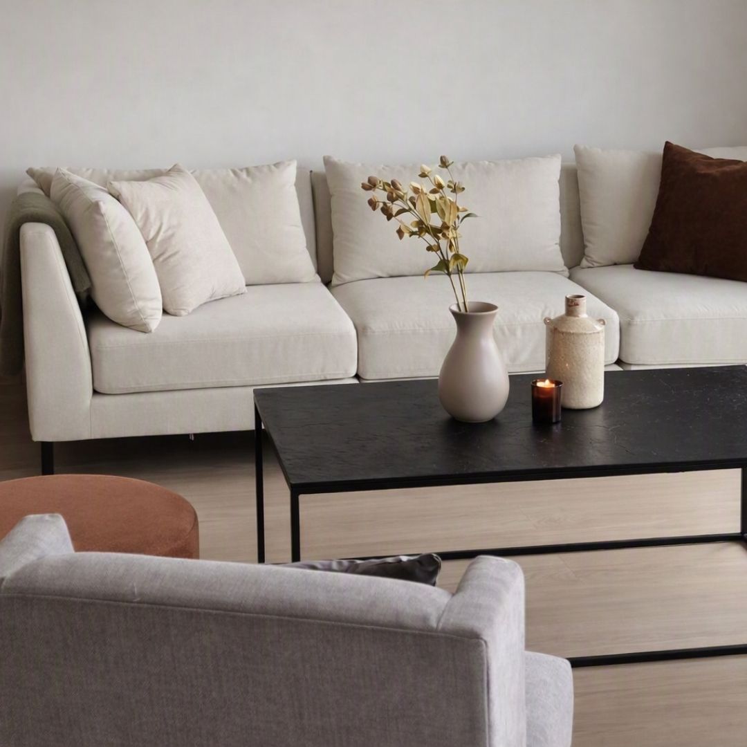 Stue med lys sofa og sort salongbord i leilighetstype 4