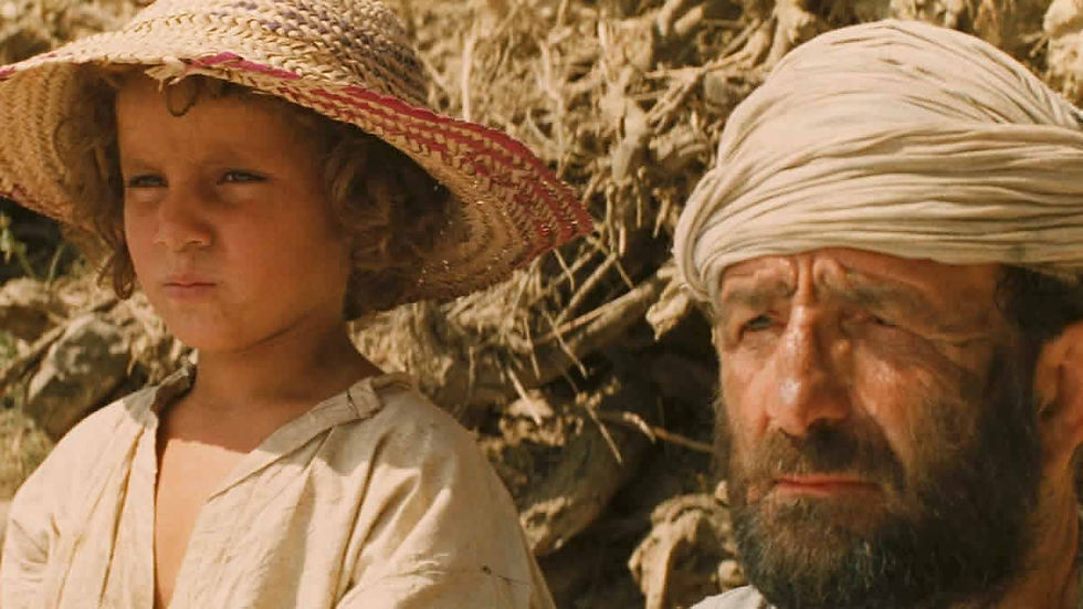 un jeune garçon et un homme plus âgé en Algérie