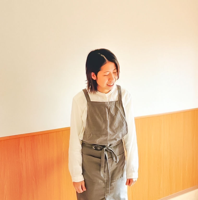 エプロンを着用して微笑む福のね助産院の担当助産師