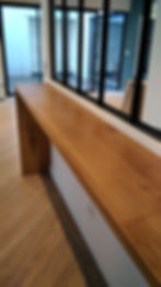 Bar en chêne avec structure en acier