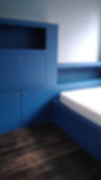 Tête de lit avec bureau intégré