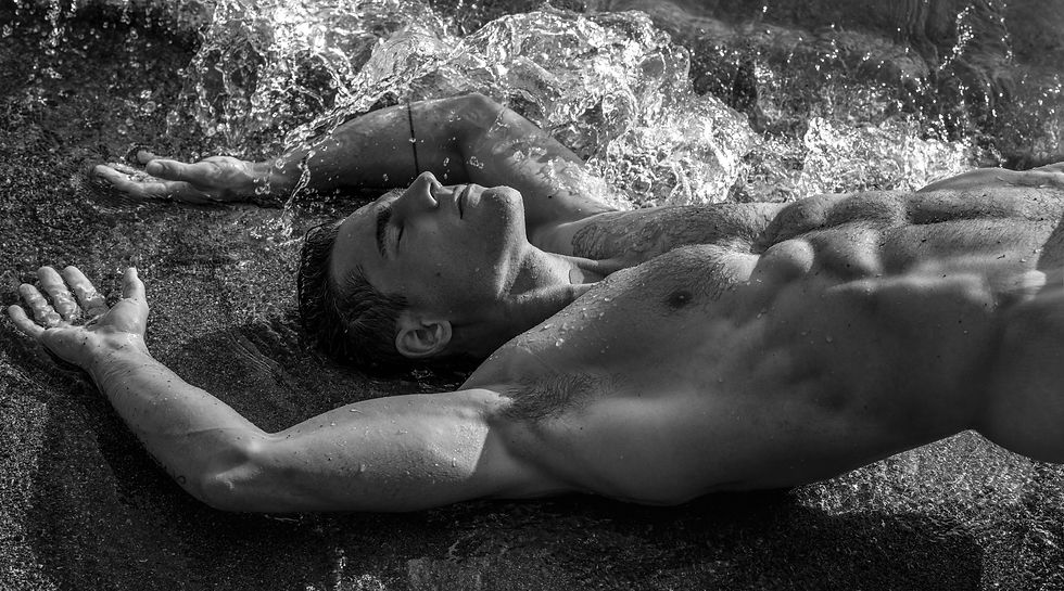 Sébastien-allongé-dans-l'eau-BNW.jpg