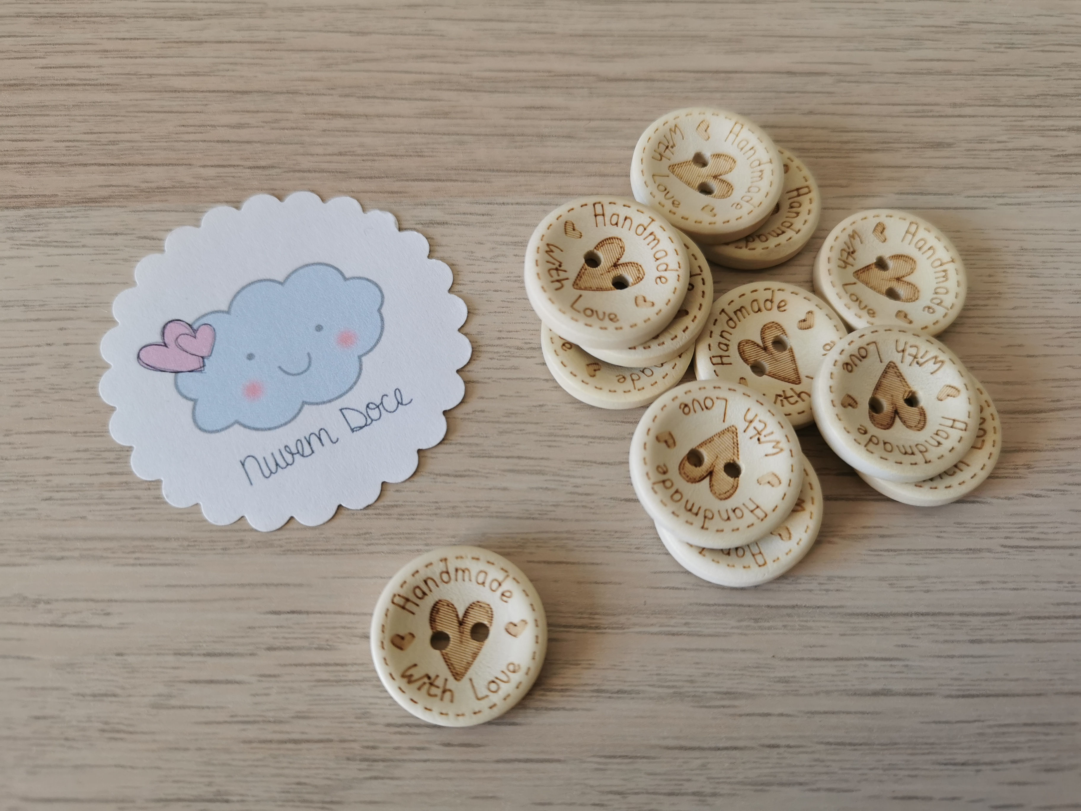 Botão "Handmade with love" com coração 