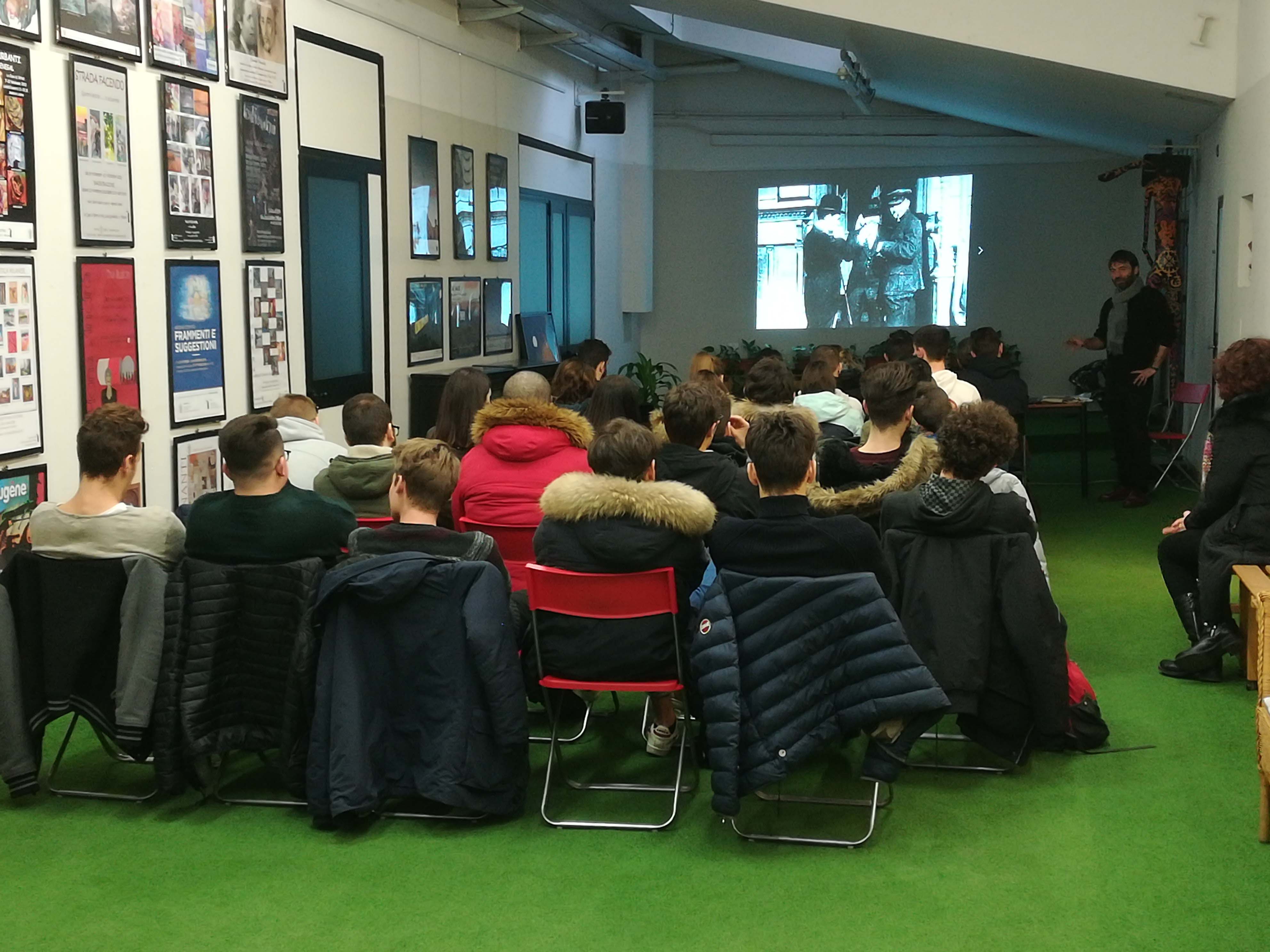 una foto-proiezione per gli studenti