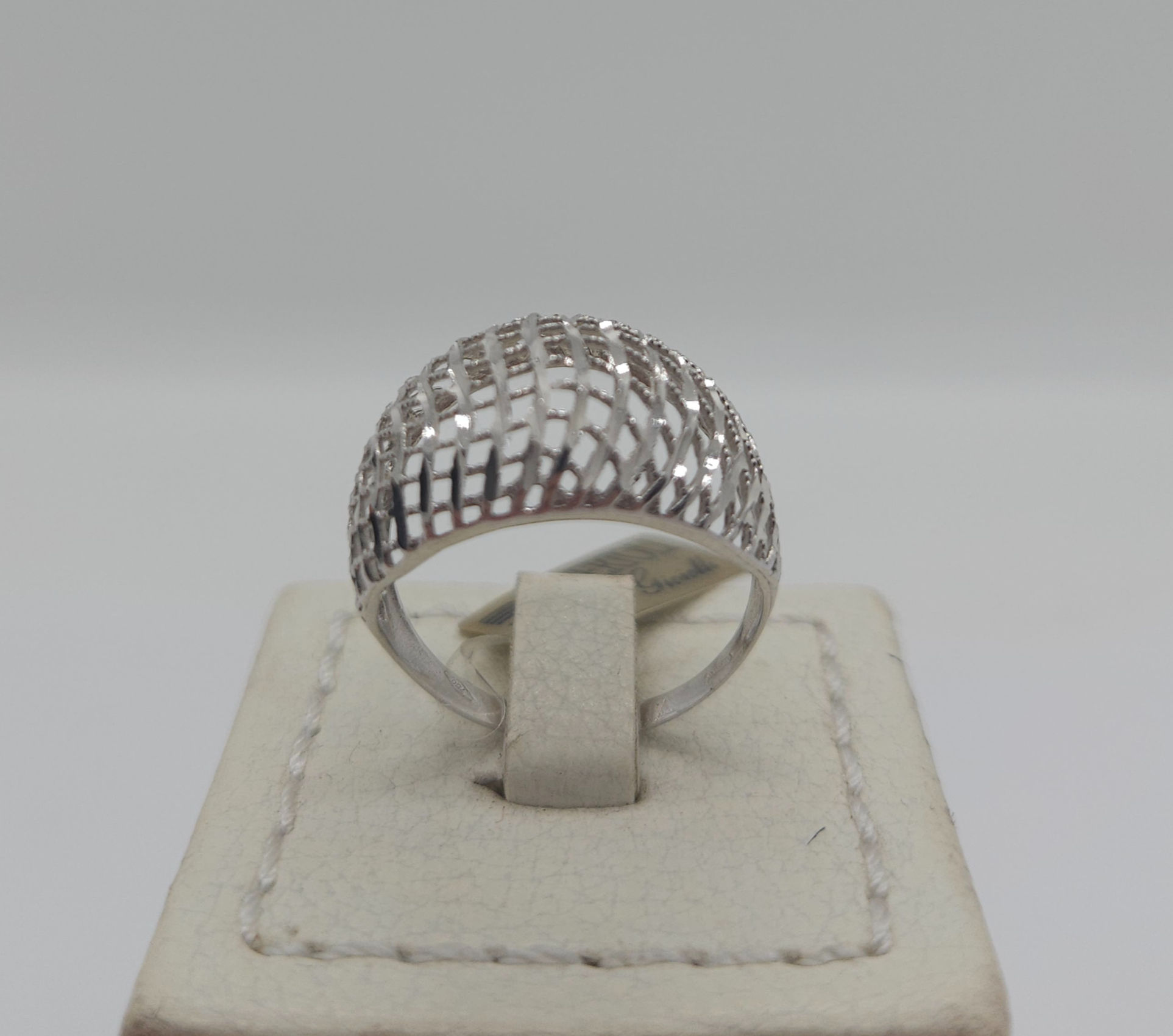 Anello bombato lavorazione a rete in oro bianco 18K