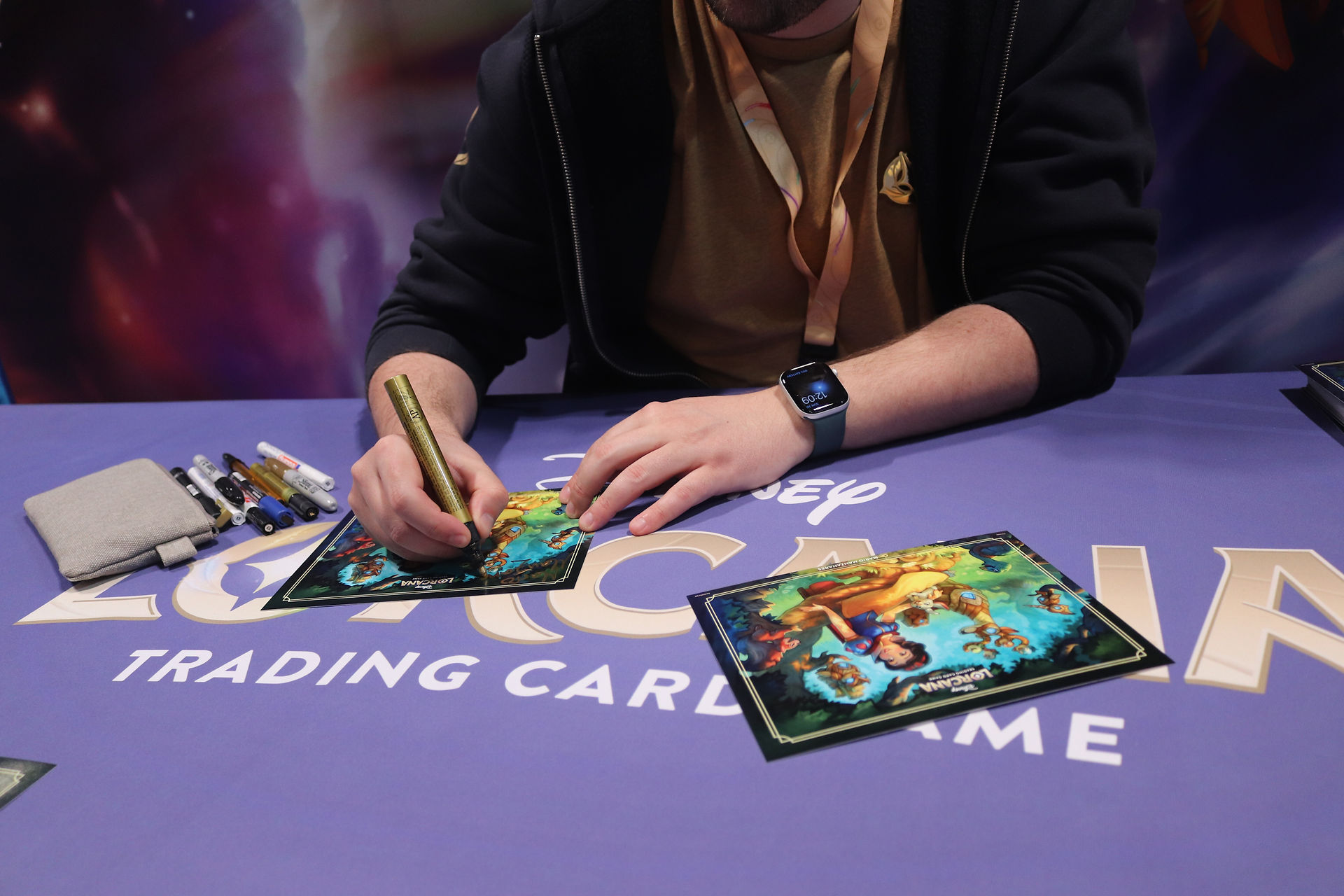 Mario Manzanares firmando ilustraciones de sus cartas de Lorcana