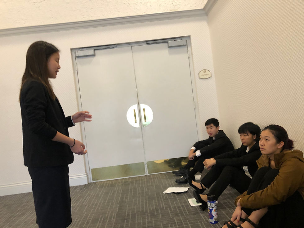 Melinda 在 2020 年史丹佛邀請賽上指導幾名 Kudos 學生