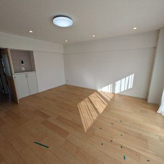 明るい広々とした部屋の床と収納