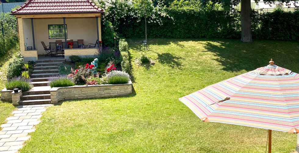 Amtsgarten im Verstärkeramt gepflegter Garten Loggia Weishäupl Schirm