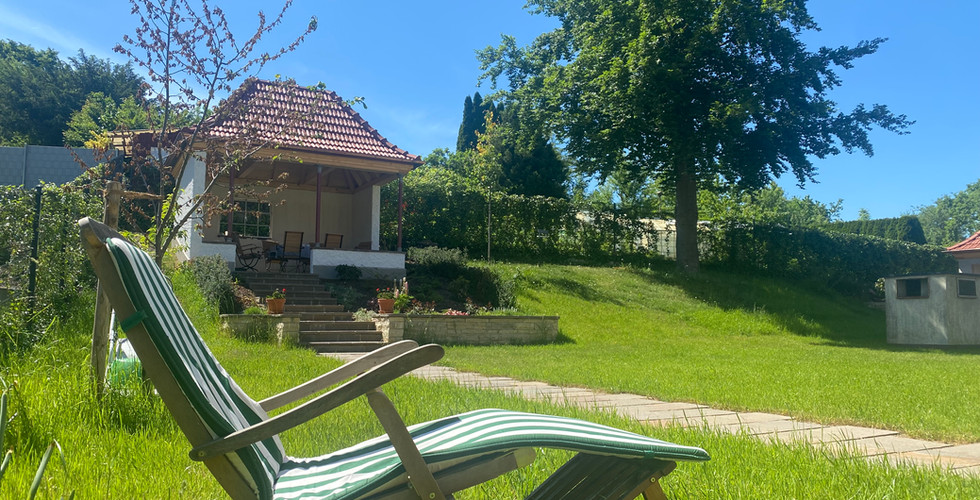Relaxen im Amtsgarten Verstärkeramt Pfaffenhofen Den Sommer im LIegestuhl im Garten genießen