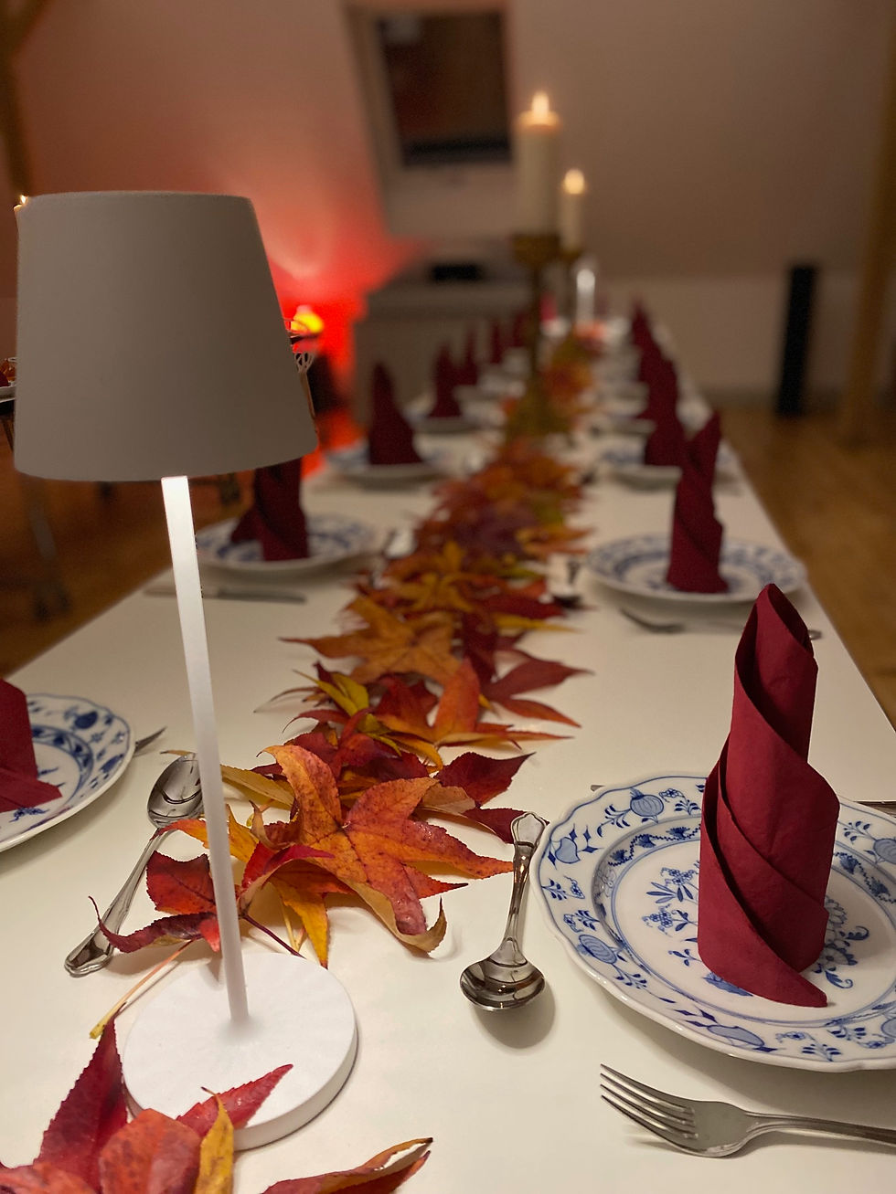 Schön gedeckter Tisch für eine Weihnachtsfeier im Verstärkeramt