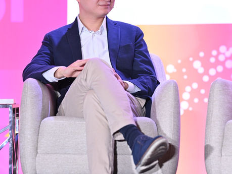 Sirui Hua speaking at a conference