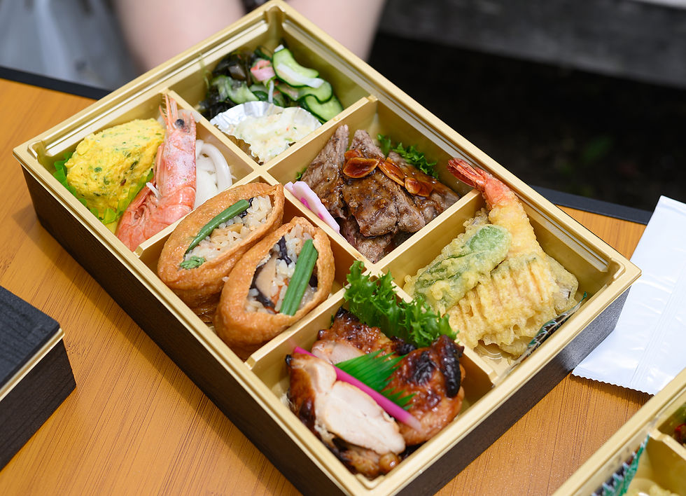 色とりどりの和食が詰まったシニア向け特別プランの豪華なお弁当