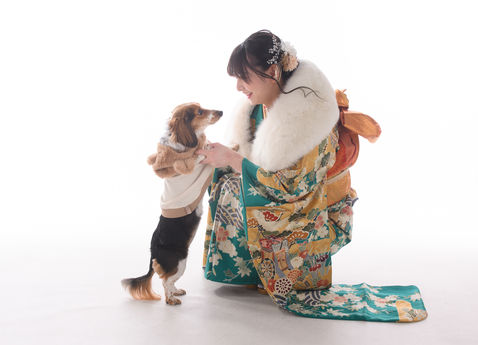 振袖姿の新成人と愛犬の成人式記念写真