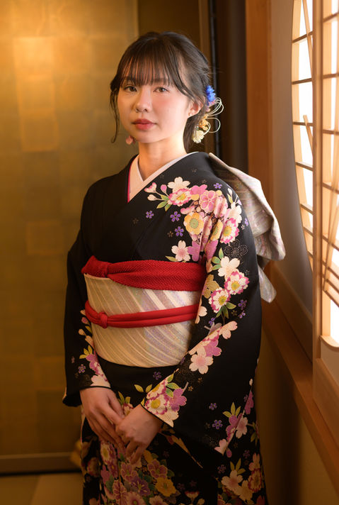 黒地の振袖を着た女性の成人式ポートレート