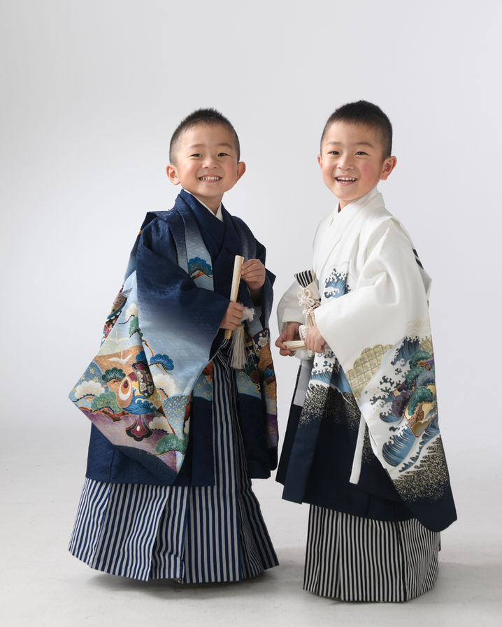 着物と袴姿で笑顔を見せる二人の男の子の七五三記念写真
