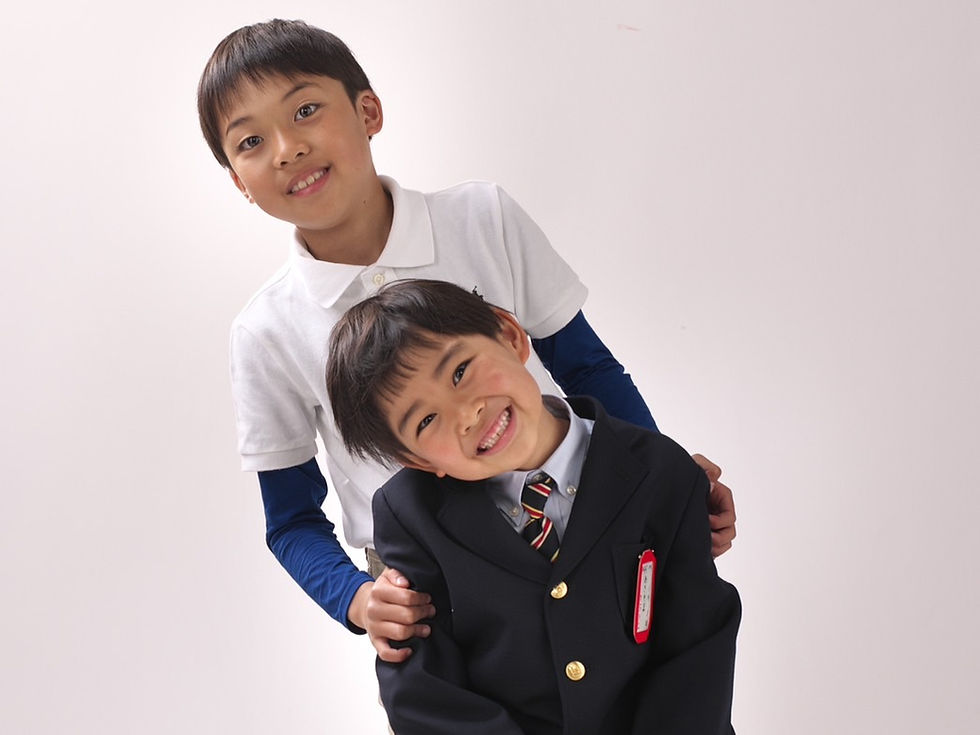 笑顔で並んでポーズをとる二人のキッズ