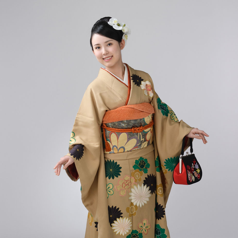 振袖姿で微笑む成人式の女性