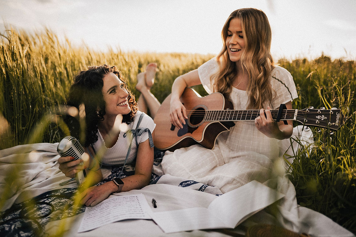 Heart7-Music-Anja-Christina-Bilder-Shooting-Feld-Gitarre-Mikro-1-full.jpg