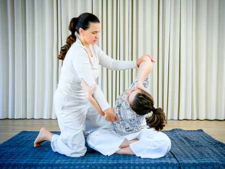 Thai Stretching Massage vs. Regular Massage: What’s the Difference?