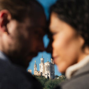 Séance photo couple à Lyon avec les silhouette des deux amoureux qui encadrent la basilique de Fourvière