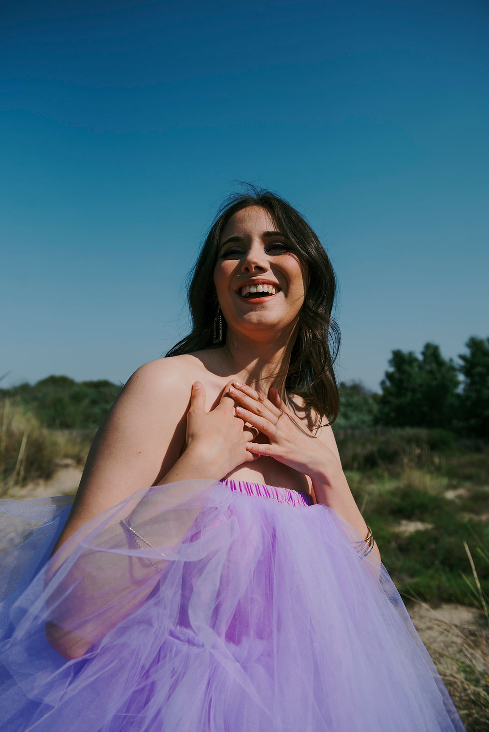Portrait à Montpellier et au Petit Travers d'une modèle souriante sur la plage en robe lila en tulle par Julia Guérin Photographie