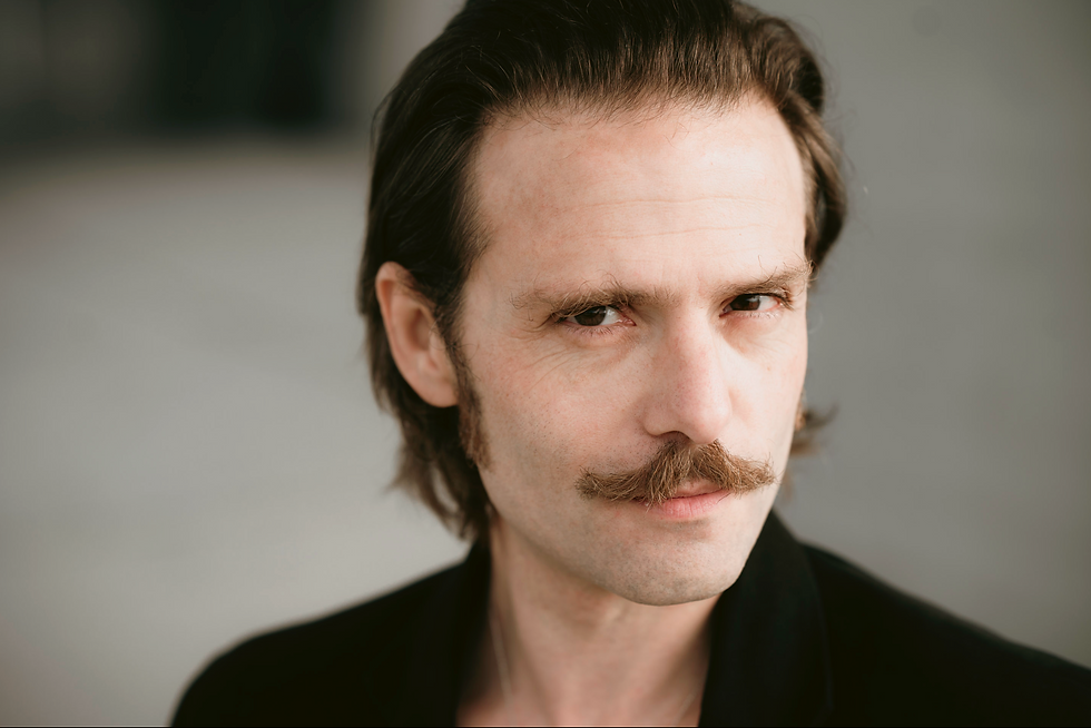 Portrait pour le book comédien de Pierre Vandestock à Lyon au Musée des Confluences par la photographe Julia Guérin
