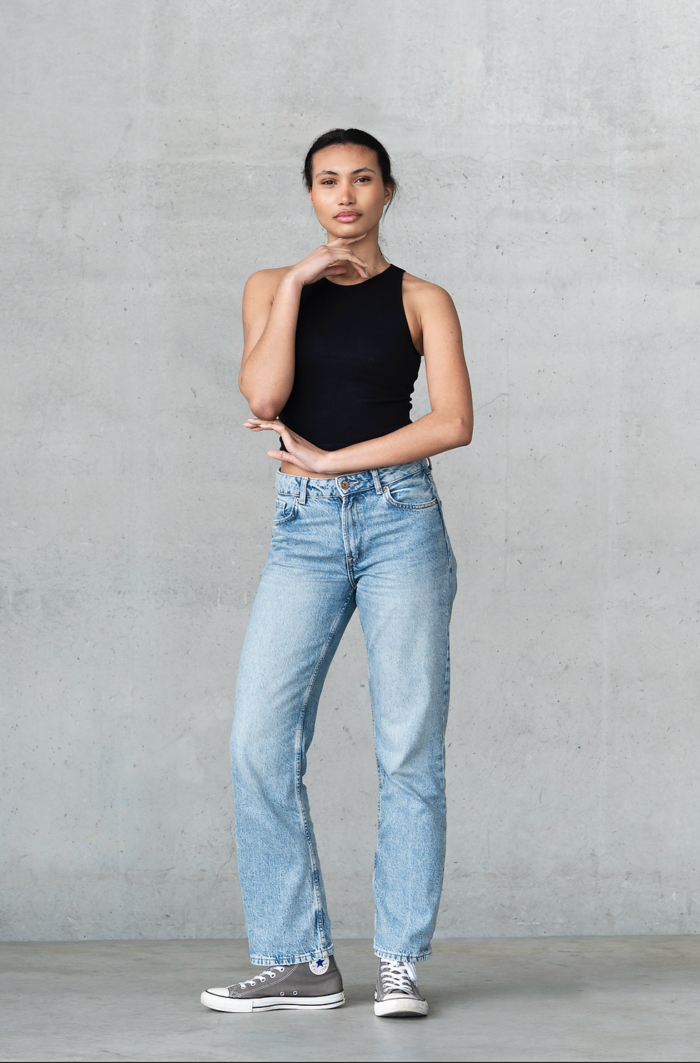 Photo plain-pied par une photographe pola mannequin Lyon de Rachel Issa par Julia Guérin au Musée des Confluences