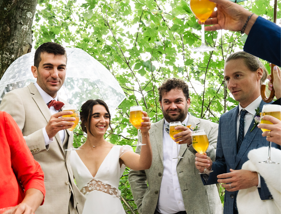 un couple de jeunes mariés et leurs témoins qui trinquent une bière à la maison avant d'aller à la Mairie