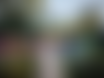 Portrait artistique femme derrière une bulle de savon géante aux reflets iridescents, Parc de la Feyssine Lyon.