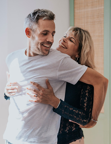 Séance photo couple à Lyon par Julia Guérin en intérieur