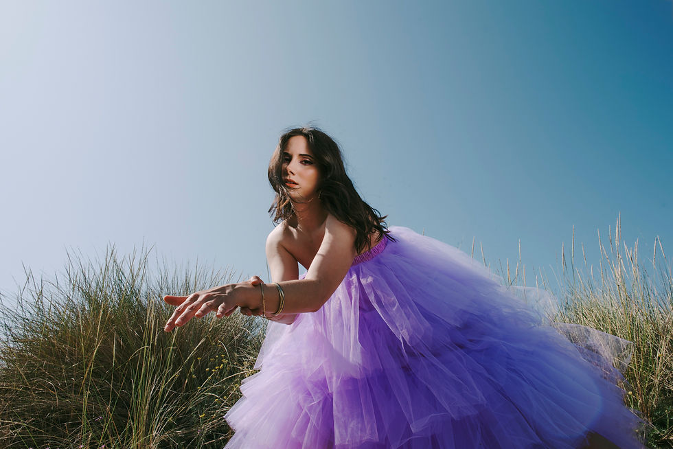 Portraits de Sarah Hounid dans les dunes du Petit Travers avec une robe de princesse en tulle lila pour des photos