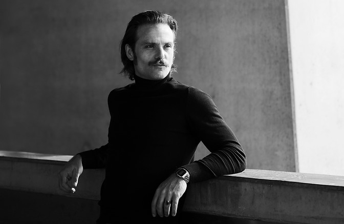 Portrait en noir et blanc de l'acteur Pierre Vandestock à Confluences à Lyon par Julia Guérin