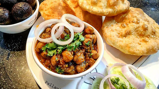 Chole Bhature (Extra Bhature 3.50/pc)