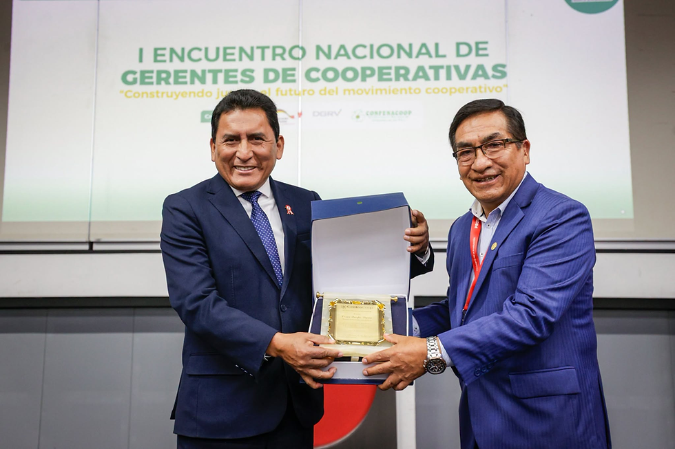 Ministro de la Producción del Perú Cesar Quispe Luján recibe reconocimiento de Gerente de Centrocoop Teogenes Ramos