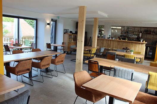 Salle de restaurant tables en bois et métal