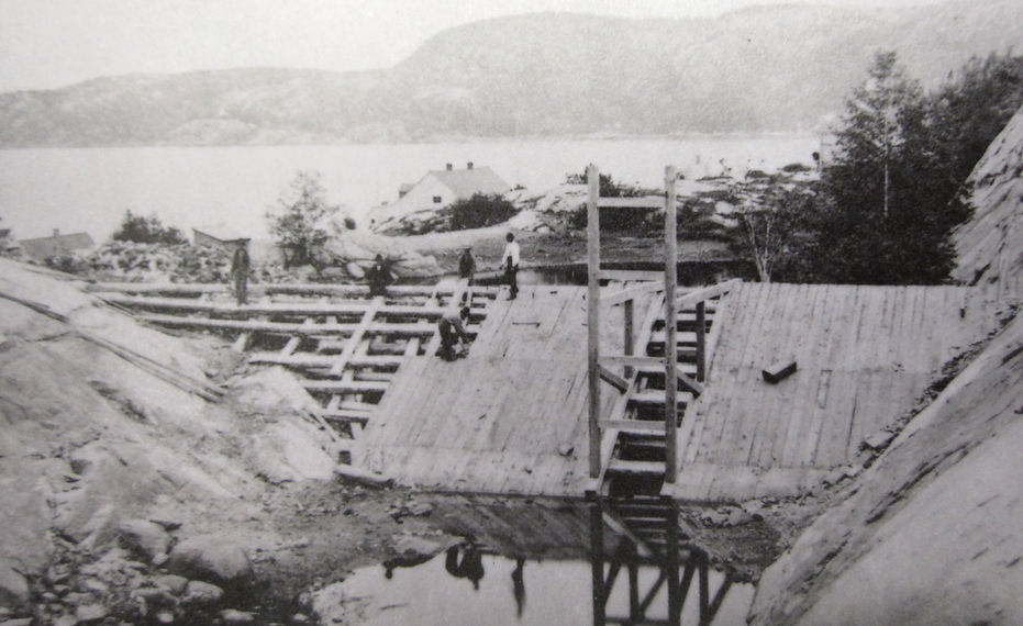 Builing the dam at the lake1881_edited.j