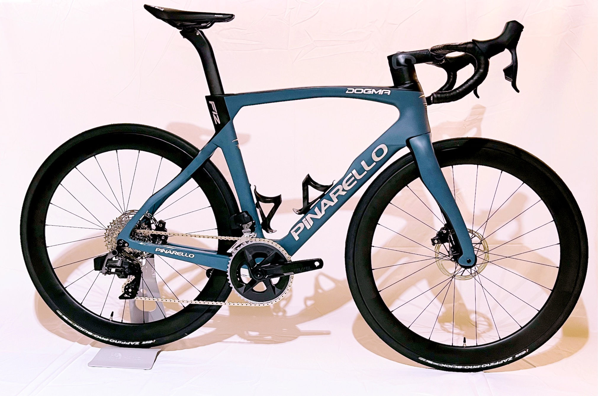 Pinarello Dogma F12 Disc (Size 55) SRAM eTap AXS Vertigo Blue