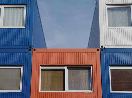 Casas contenedores azul, naranja y blanco
