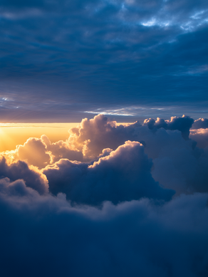 עננים שמסמלים את הקושי הנפשי שבהיות ילד להורה נרקיסיסט, אך יש שמש שיכולה להפציע כמסמלת תקווה