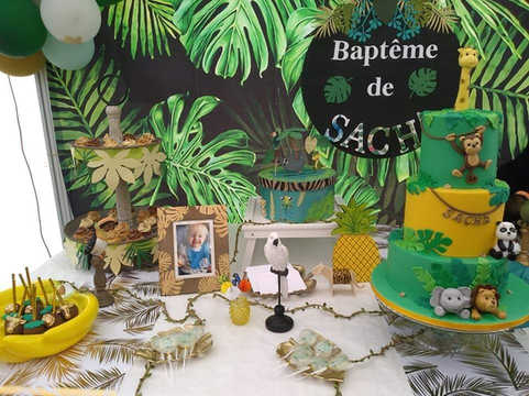 Baptême thème jungle, tropique, Bourges, région Centre. Animaux exotiques, peluches, panneau prénom personnalisé, backdrop feuillage tropical.