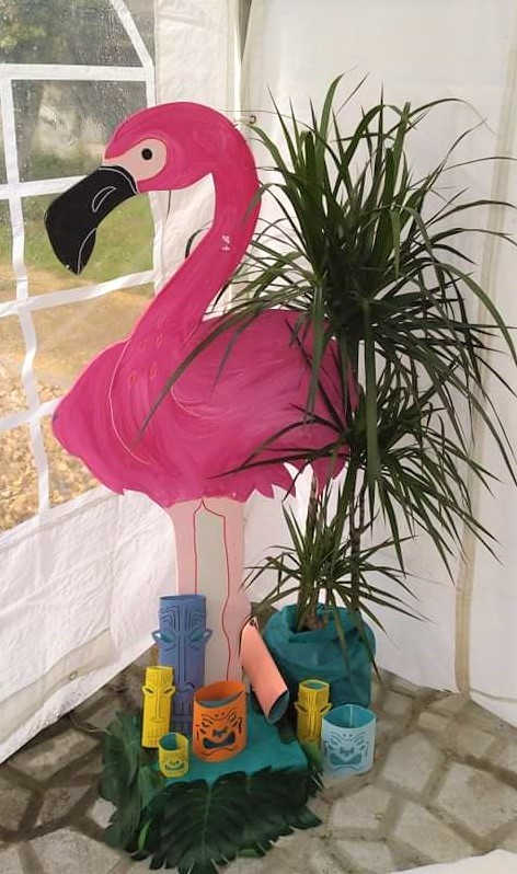 Décoration, décor thème jungle, tropique, Bourges, région Centre. Flamand rose peint découpé dans du bois et tiki totem en papier.