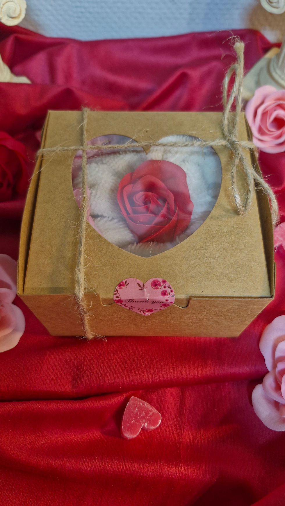 cadeau coffret lingettes démaquillantes lavables éponge bambou, chouchou en éponge bambou, petits savon en forme de coeur