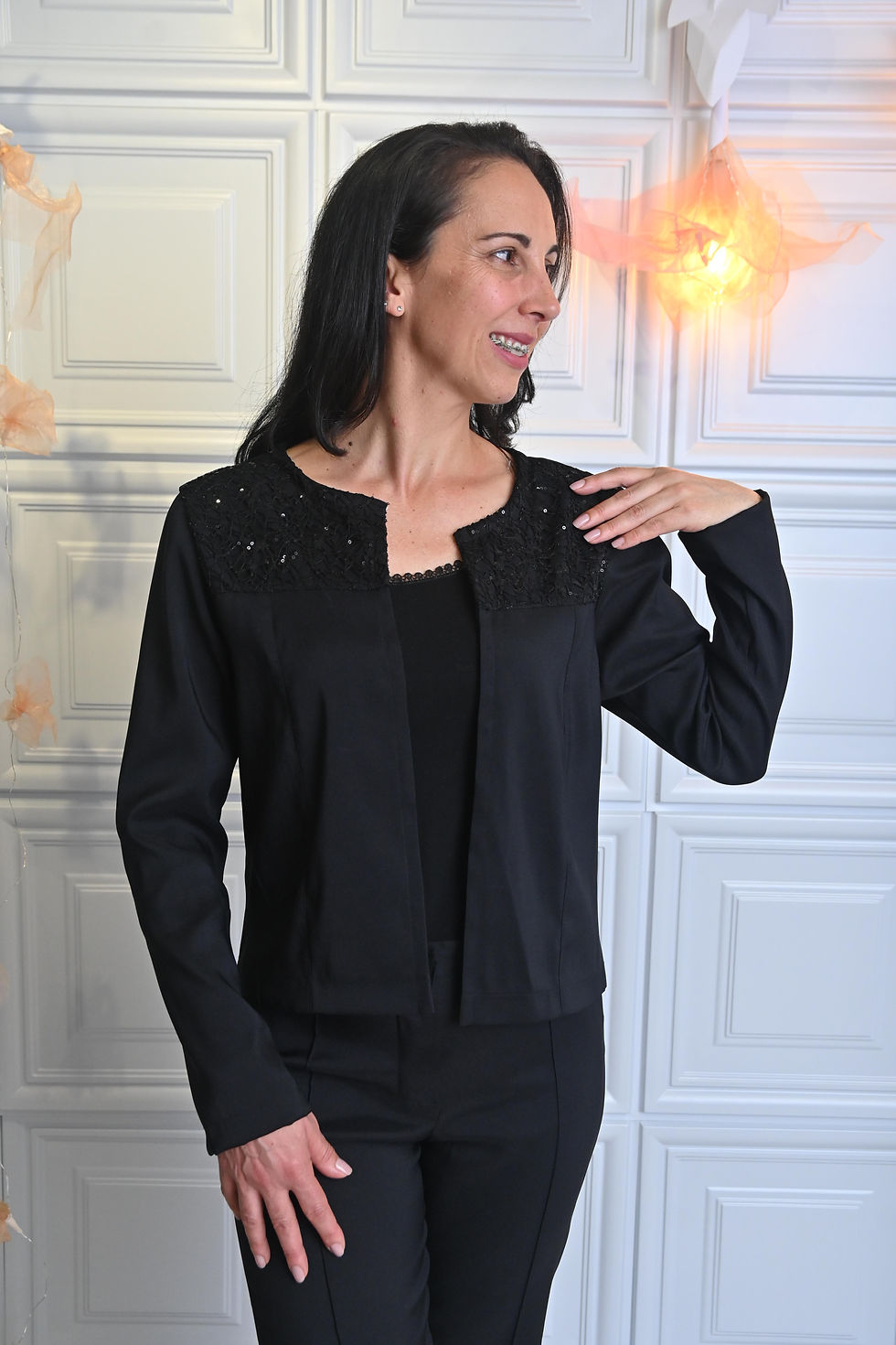 CASAQUETO COM RENDA E PAETE