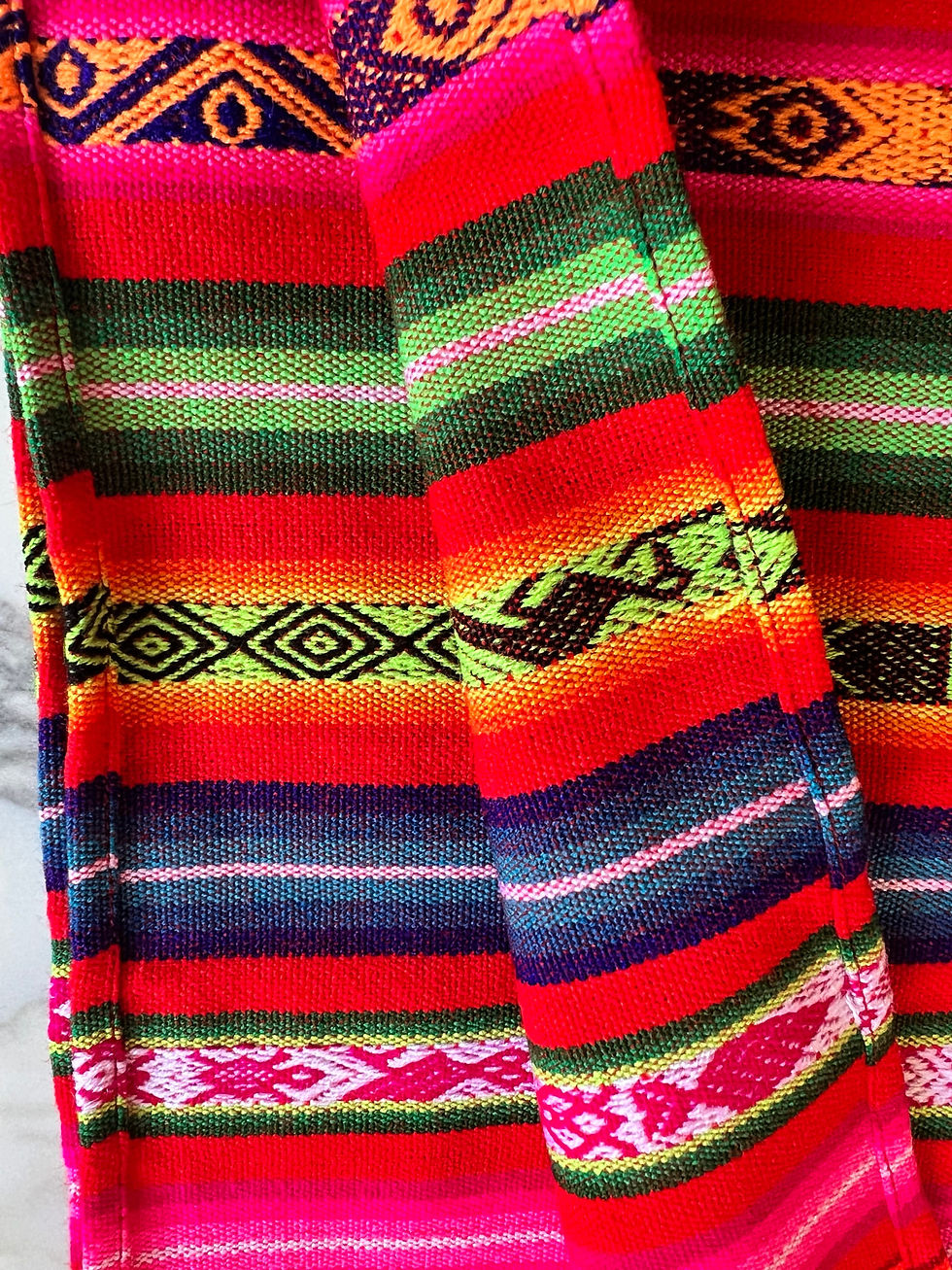 Miniature : Tissu Péruvien Carré 120x120 – Rouge Rayé Ethnique