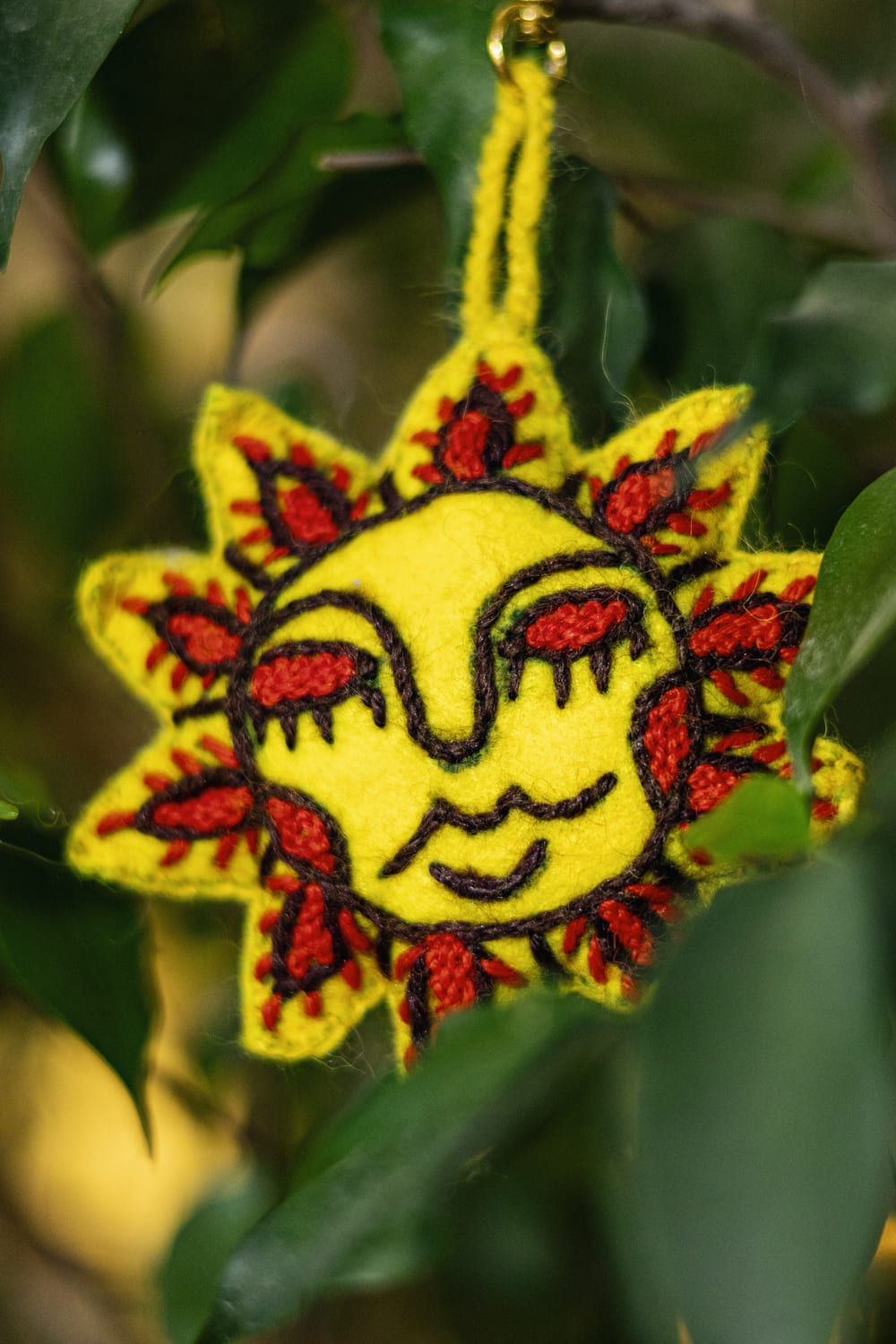Décoration de Noël fait main, soleil brodé en feutre