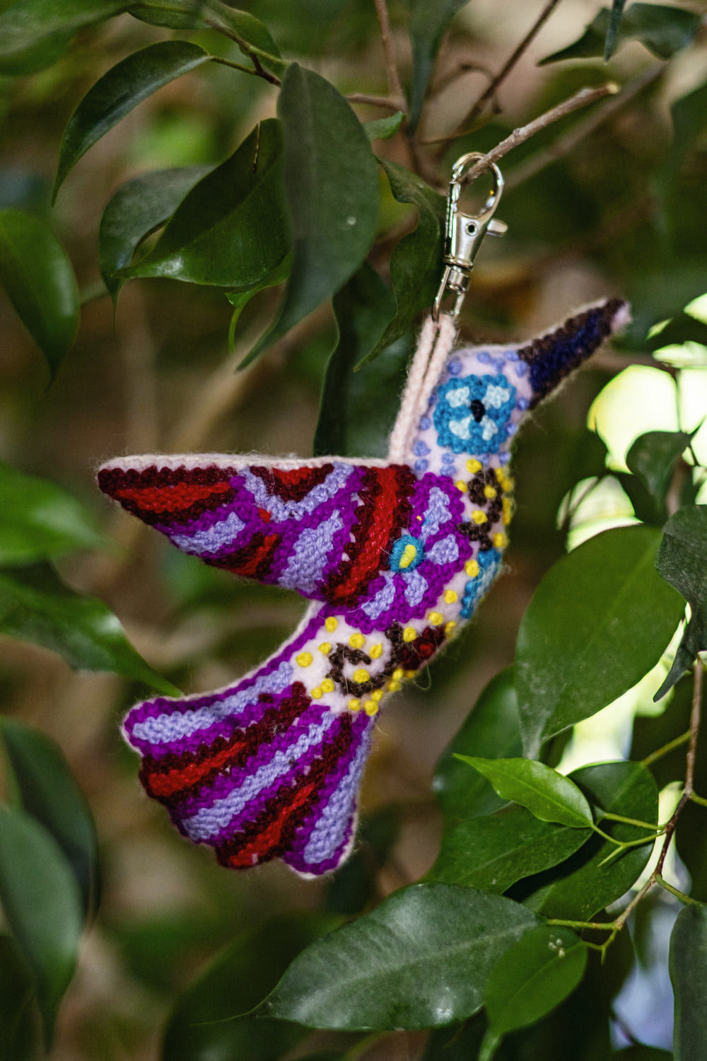 Colibri en feutre brodé à la main, décoration artisanale à suspendre